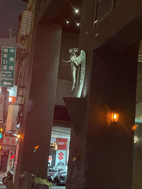 網友拍下旅店外觀雕像，神似遊戲《暗黑破壞神4》內的莉莉絲祭壇雕像